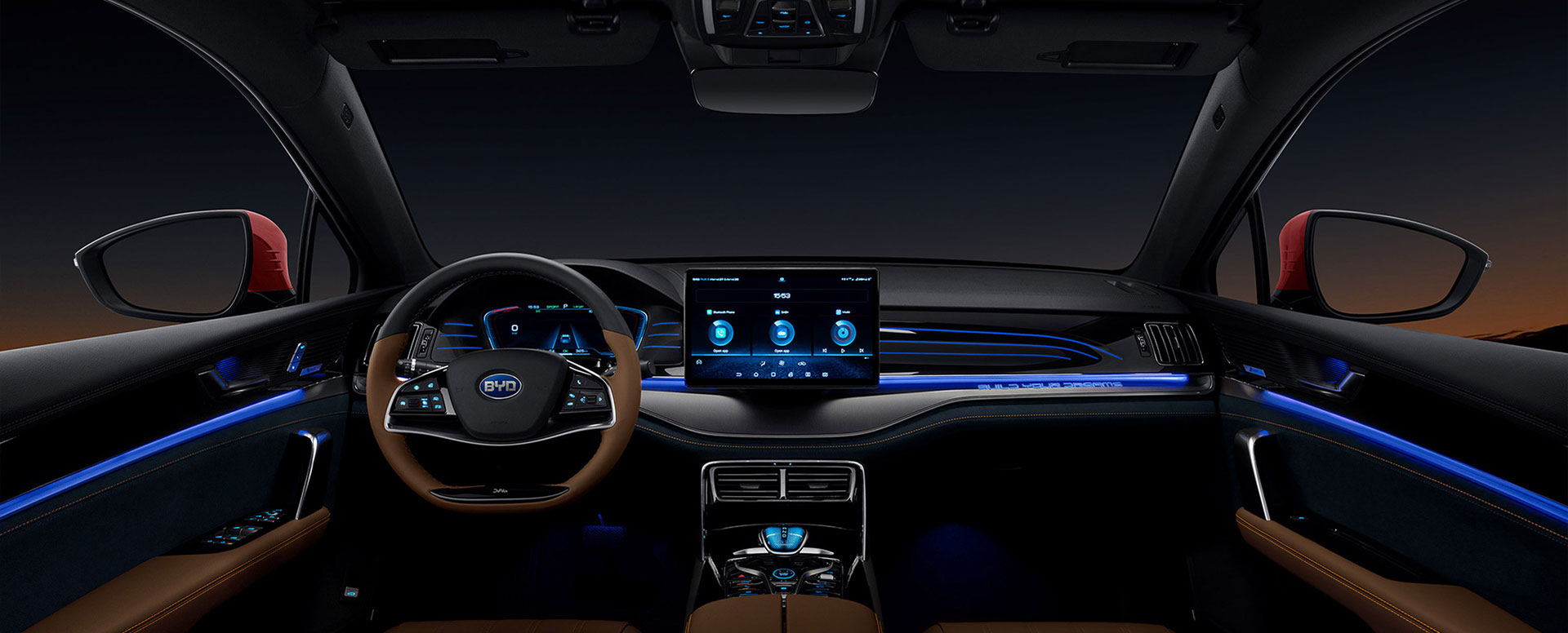 Das Innere eines modernen Autos mit einem Lenkrad, einem großen Touchscreen-Display und blauer ambienter Beleuchtung zeigt eine elegante und futuristische Gestaltung.
