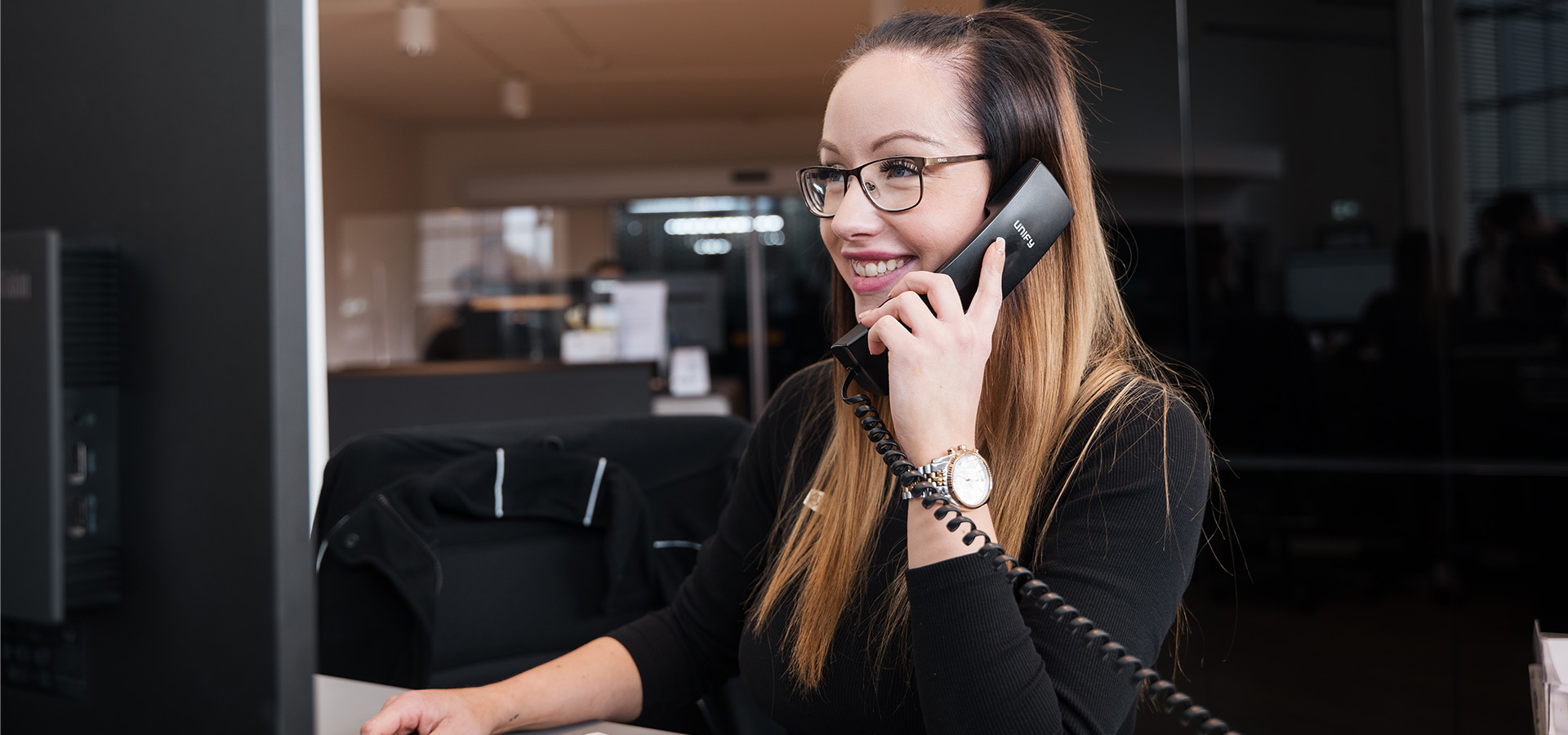 Frau telefoniert im Autohaus